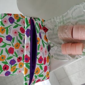 Clinique 2 makeup bags, 2 Moisture surge, & 2 all about eyes. 9$ obo